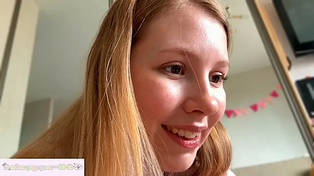 Snapshot of HoneyAudrey chatting on May 18, 2026, 4:07 am HoneyAudrey online show from May 18, 2026, 4:07 am