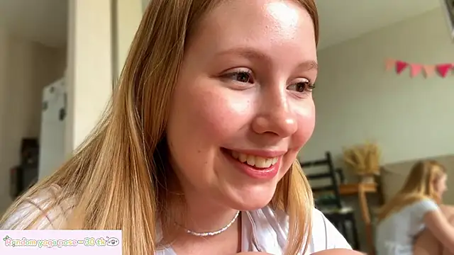 Snapshot of HoneyAudrey chatting on May 18, 2026, 3:39 am HoneyAudrey online show from May 18, 2026, 3:39 am