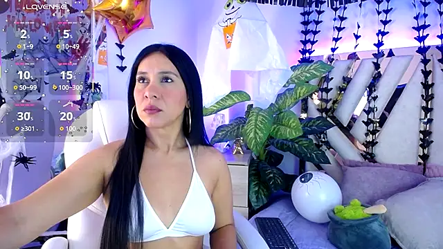 Snapshot of Camille_jhonson chatting on November 4, 2025, 10:19 am Camille jhonson online show from November 4, 2025, 10:19 am