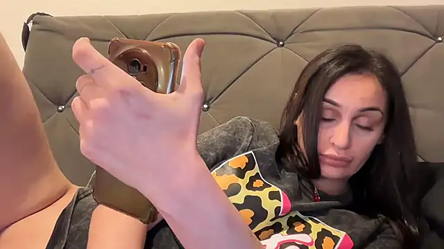 JeSuisUnTapin online show from December 5, 2025, 1:32 pm