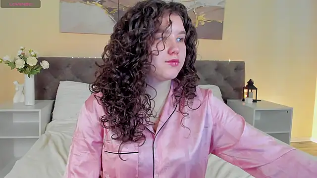 Snapshot of Ariella_Sol chatting on April 21, 2026, 9:27 am Ariella Sol online show from April 21, 2026, 9:27 am
