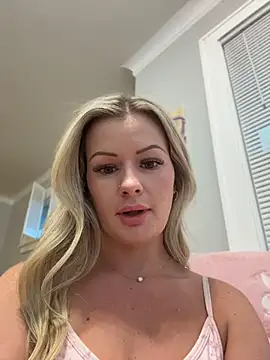 Snapshot of LoveShae_ chatting on July 3, 2026, 2:07 am LoveShae online show from July 3, 2026, 2:07 am