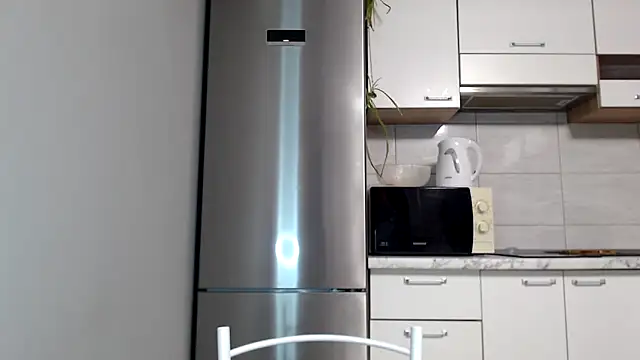 Snapshot of SierraSky_ chatting on December 19, 2025, 6:10 pm SierraSky online show from December 19, 2025, 6:10 pm