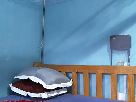 cocolicky online show from September 29, 2025, 1:50 pm