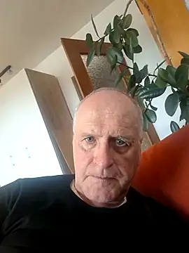 Snapshot of Milkasahne64 chatting on October 28, 2025, 9:52 am Milkasahne64 online show from October 28, 2025, 9:52 am