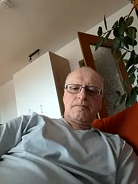 Snapshot of Milkasahne64 chatting on November 1, 2025, 10:31 am Milkasahne64 online show from November 1, 2025, 10:31 am