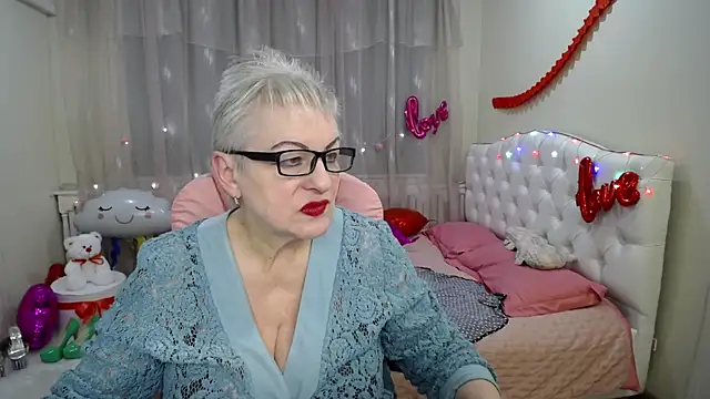 Snapshot of KayleSmoll chatting on February 18, 2025, 10:47 pm KayleSmoll online show from February 18, 2025, 10:47 pm