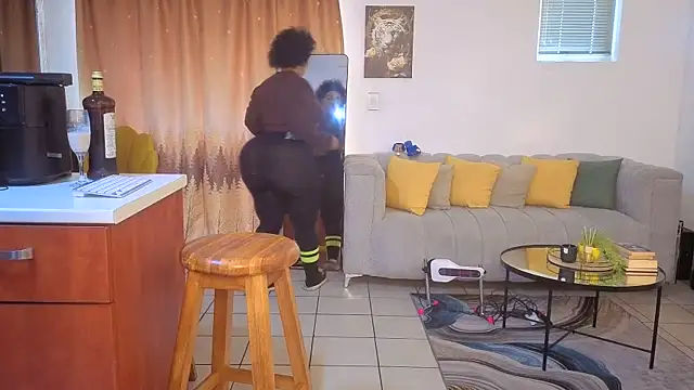 GiantBootyMilf online show from November 4, 2025, 1:48 pm