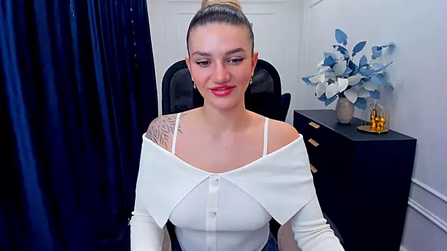 SelenaeMoore online show from November 18, 2025, 7:39 pm