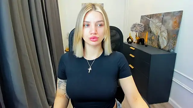 Snapshot of SelenaeMoore chatting on April 19, 2026, 3:40 am SelenaeMoore online show from April 19, 2026, 3:40 am