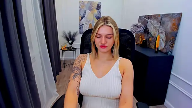 Snapshot of SelenaeMoore chatting on May 1, 2026, 3:55 am SelenaeMoore online show from May 1, 2026, 3:55 am