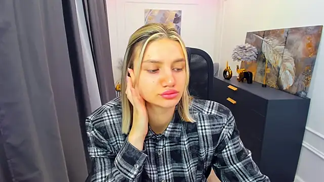 Snapshot of SelenaeMoore chatting on April 25, 2026, 3:42 am SelenaeMoore online show from April 25, 2026, 3:42 am
