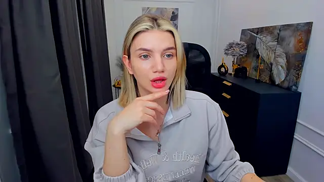 Snapshot of SelenaeMoore chatting on April 21, 2026, 3:46 am SelenaeMoore online show from April 21, 2026, 3:46 am