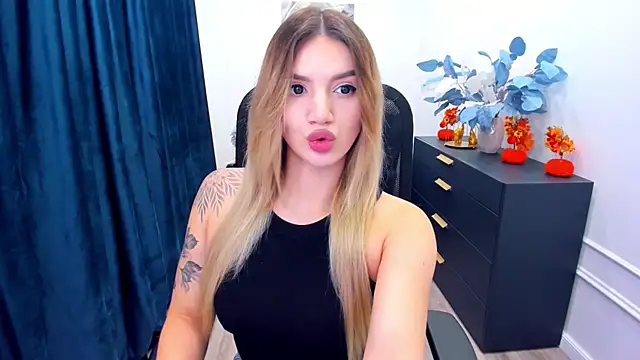 Snapshot of SelenaeMoore chatting on October 13, 2025, 7:37 pm SelenaeMoore online show from October 13, 2025, 7:37 pm