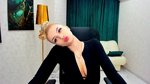 Snapshot of SelenaeMoore chatting on February 24, 2025, 7:19 pm SelenaeMoore online show from February 24, 2025, 7:19 pm