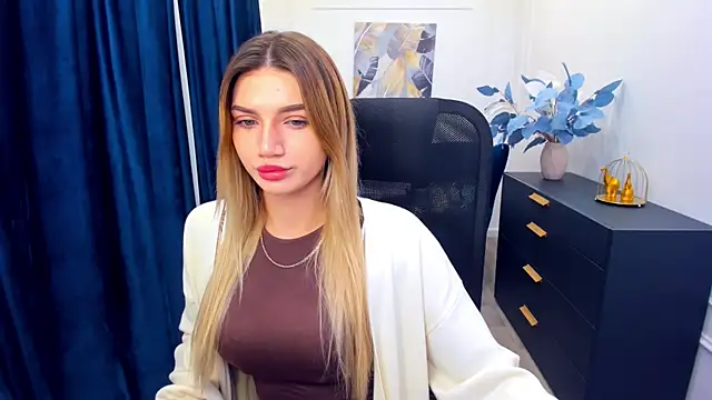 Snapshot of SelenaeMoore chatting on September 18, 2025, 3:42 am SelenaeMoore online show from September 18, 2025, 3:42 am