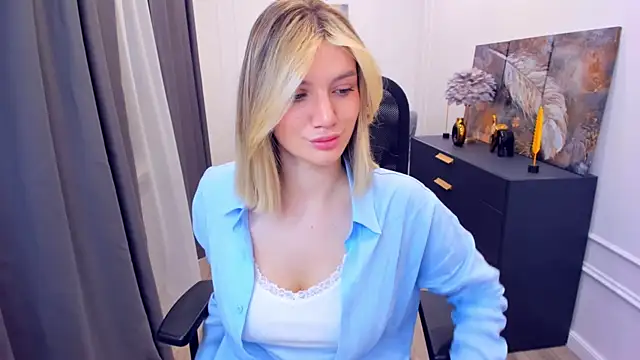 Snapshot of SelenaeMoore chatting on May 8, 2026, 3:43 am SelenaeMoore online show from May 8, 2026, 3:43 am