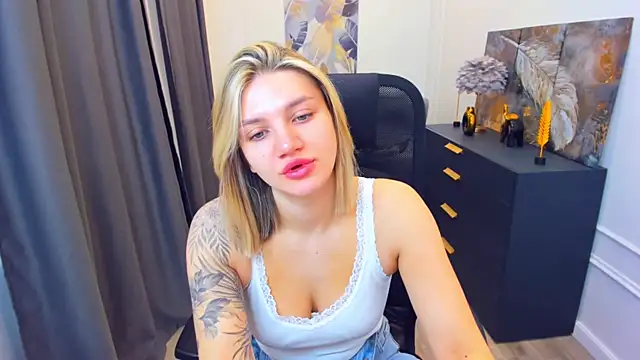 Snapshot of SelenaeMoore chatting on May 6, 2026, 3:43 am SelenaeMoore online show from May 6, 2026, 3:43 am