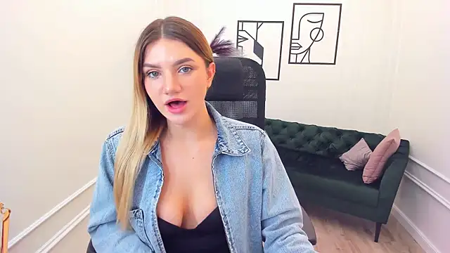 Snapshot of SelenaeMoore chatting on October 12, 2025, 8:10 pm SelenaeMoore online show from October 12, 2025, 8:10 pm