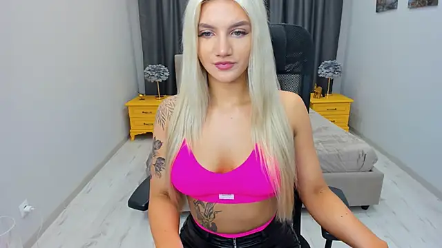 Snapshot of SelenaeMoore chatting on March 19, 2025, 9:49 am SelenaeMoore online show from March 19, 2025, 9:49 am