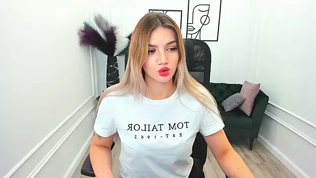 Snapshot of SelenaeMoore chatting on September 28, 2025, 7:32 pm SelenaeMoore online show from September 28, 2025, 7:32 pm