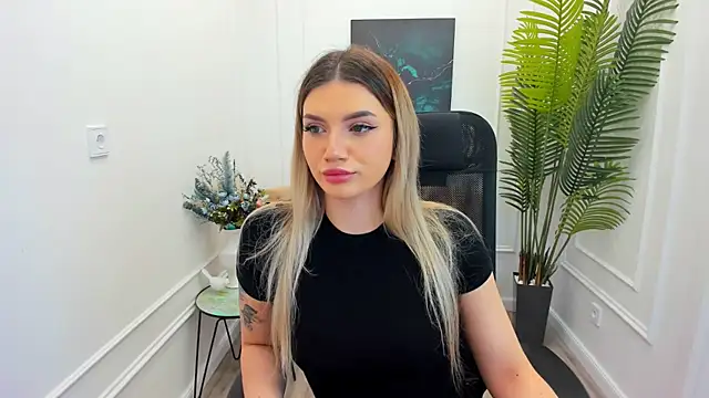 Snapshot of SelenaeMoore chatting on October 5, 2025, 7:48 pm SelenaeMoore online show from October 5, 2025, 7:48 pm