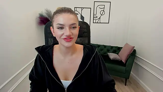 Snapshot of SelenaeMoore chatting on October 8, 2025, 3:30 am SelenaeMoore online show from October 8, 2025, 3:30 am