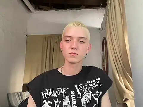 Snapshot of Detlev_ chatting on October 19, 2025, 8:44 pm Detlev online show from October 19, 2025, 8:44 pm