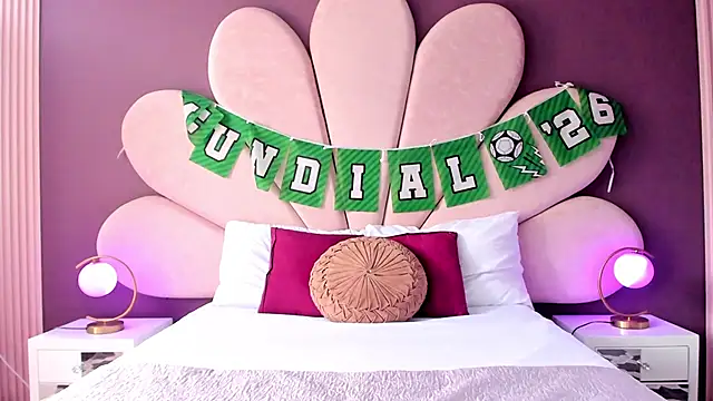 Snapshot of AmmyJones_ chatting on July 1, 2026, 7:14 pm AmmyJones online show from July 1, 2026, 7:14 pm