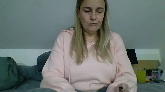 Snapshot of scrummymummy2 chatting on January 6, 2026, 9:52 pm scrummymummy2 online show from January 6, 2026, 9:52 pm