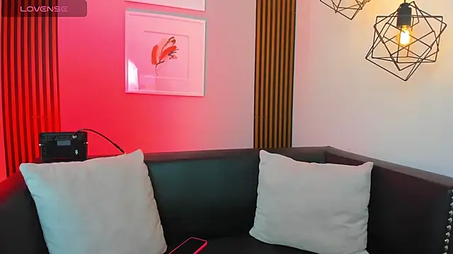 Nahiajhonson  online show from March 28, 2026, 12:28 pm