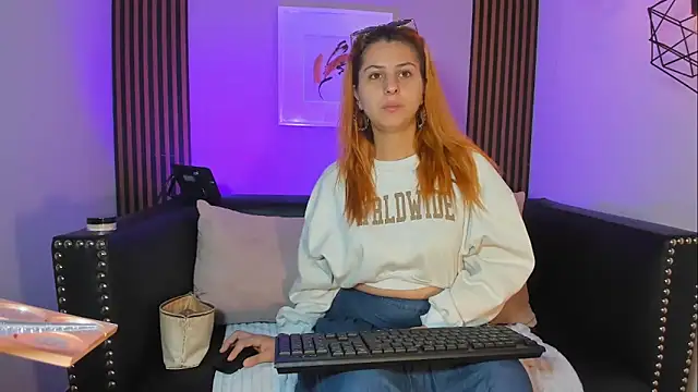 Nahiajhonson  online show from November 7, 2025, 12:53 pm