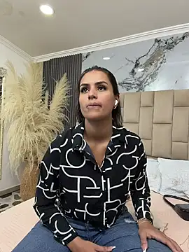 EmmaTorres  online show from February 13, 2026, 9:37 pm