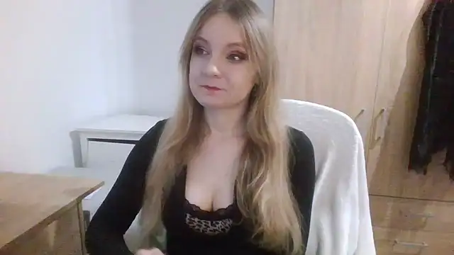 Snapshot of AlmaHoney chatting on February 9, 2026, 9:13 pm AlmaHoney online show from February 9, 2026, 9:13 pm