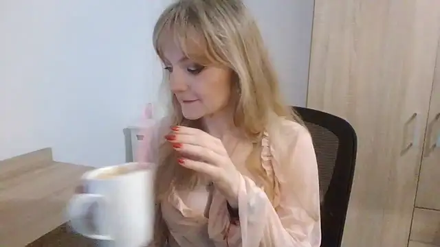 Snapshot of AlmaHoney chatting on September 10, 2025, 8:19 pm AlmaHoney online show from September 10, 2025, 8:19 pm
