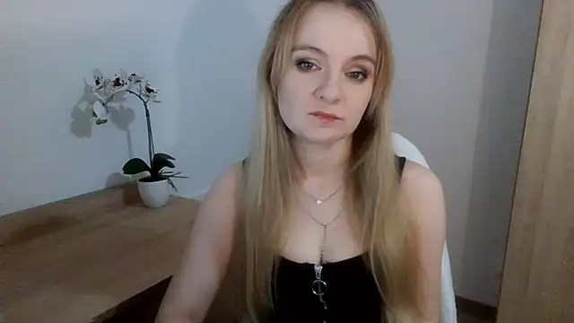 Snapshot of AlmaHoney chatting on February 4, 2025, 4:08 pm AlmaHoney online show from February 4, 2025, 4:08 pm