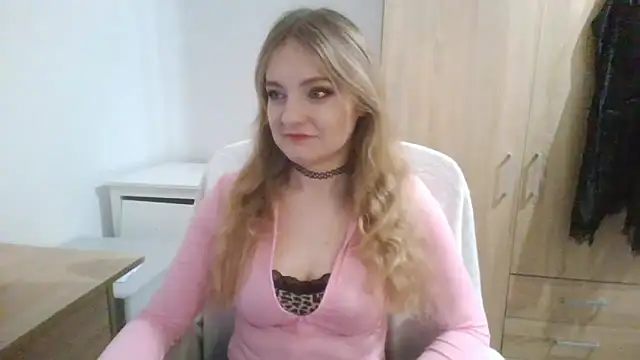 Snapshot of AlmaHoney chatting on February 10, 2026, 9:14 pm AlmaHoney online show from February 10, 2026, 9:14 pm