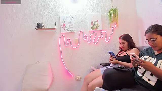 Snapshot of samanthaeliott22 chatting on October 24, 2025, 1:37 am samanthaeliott22 online show from October 24, 2025, 1:37 am