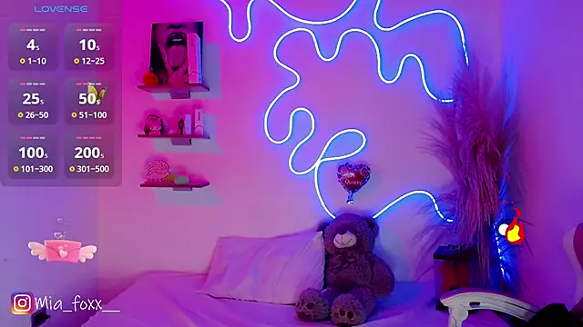 Mia foxx  online show from March 20, 2025, 9:02 pm