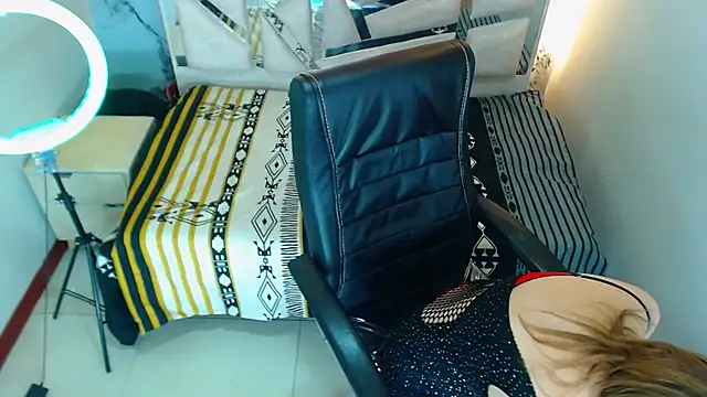 Snapshot of Salome_Milf202 chatting on November 6, 2025, 3:32 am Salome Milf202 online show from November 6, 2025, 3:32 am