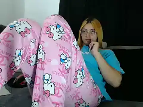 lessliee22  online show from March 3, 2025, 2:22 am