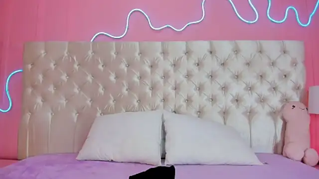 Snapshot of Julieta_Cortes__ chatting on February 10, 2026, 12:15 pm Julieta Cortes online show from February 10, 2026, 12:15 pm