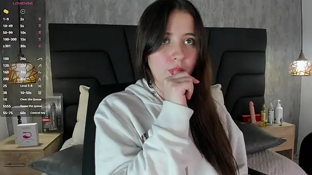 Sabrina Lennox online show from March 13, 2025, 1:43 am