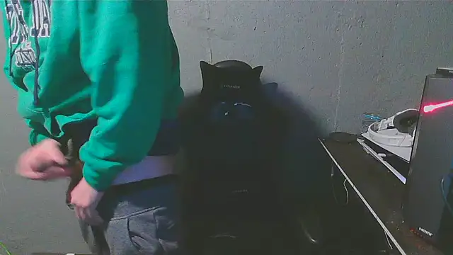 Snapshot of Superoz77 chatting on January 12, 2025, 5:03 am Superoz77 online show from January 12, 2025, 5:03 am