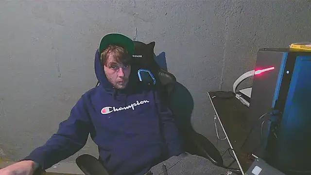 Snapshot of Superoz77 chatting on February 3, 2025, 5:18 am Superoz77 online show from February 3, 2025, 5:18 am