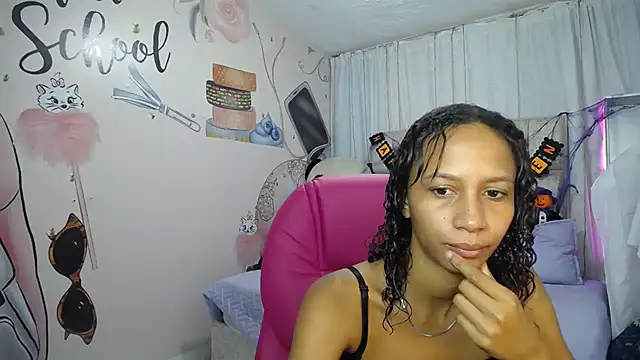 Snapshot of EMMA_SWEETT1 chatting on October 16, 2025, 12:24 pm EMMA SWEETT1 online show from October 16, 2025, 12:24 pm