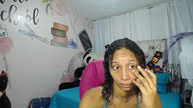 Snapshot of EMMA_SWEETT1 chatting on October 29, 2025, 12:15 pm EMMA SWEETT1 online show from October 29, 2025, 12:15 pm