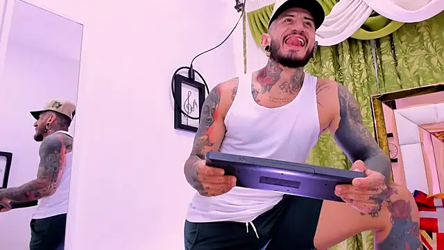 Snapshot of dilan_scootk_ chatting on November 25, 2025, 7:36 pm dilan scootk online show from November 25, 2025, 7:36 pm