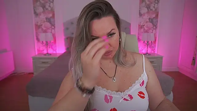 KiraCandyS online show from April 10, 2026, 8:16 pm