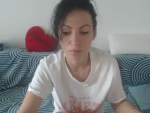 Snapshot of Emmatoo chatting on June 2, 2026, 9:42 am Emmatoo online show from June 2, 2026, 9:42 am